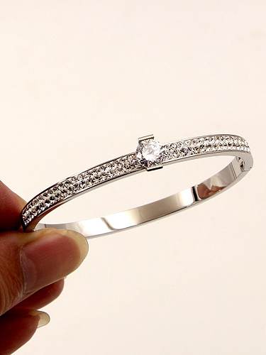 Brazalete de banda delicada de titanio y circonita cúbica