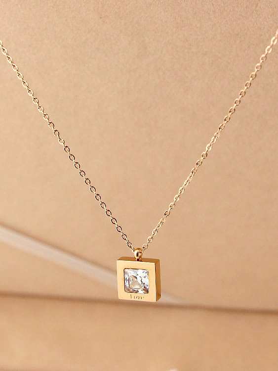 Geometrische minimalistische Halskette aus Titan mit Zirkonia
