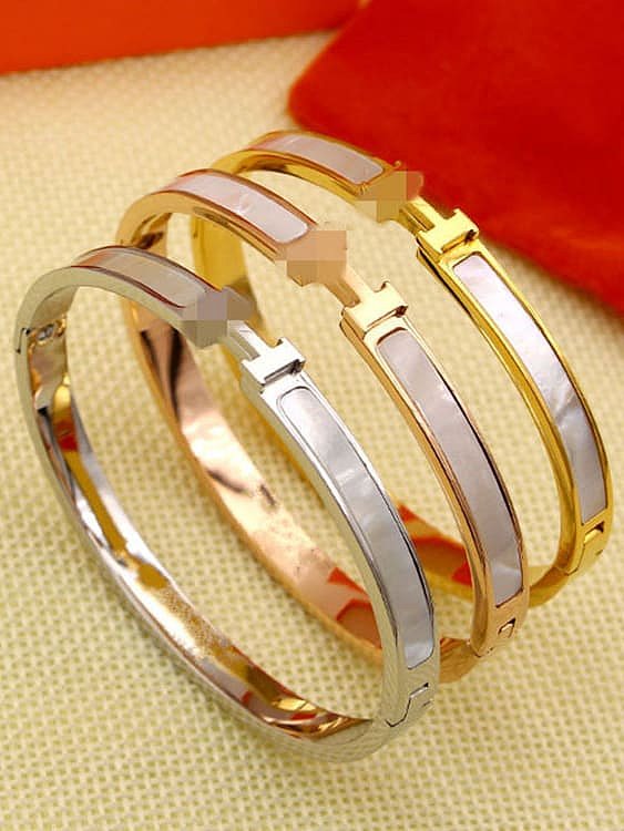 Bracelet minimaliste en titane avec lettre en coquillage