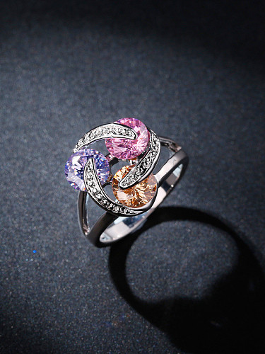 Exquisito anillo de circonitas de colores.
