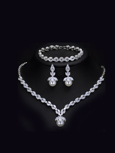 Ensemble de bijoux trois pièces avec perles de coquillage et zircons brillants
