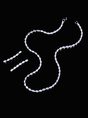 Set aus minimalistischen geometrischen Ohrringen und Halsketten aus Messing mit Zirkonia