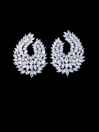 Aretes llamativos de latón con flor de circonita cúbica