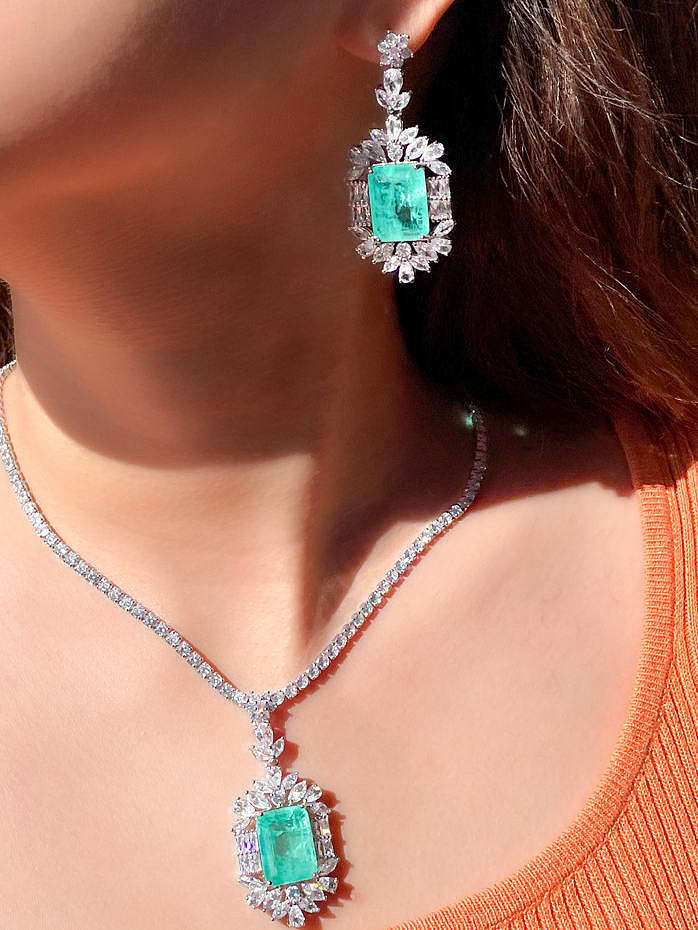 Luxuriöses Set aus geometrischem Zirkonia-Ohrring und Halskette aus Messing