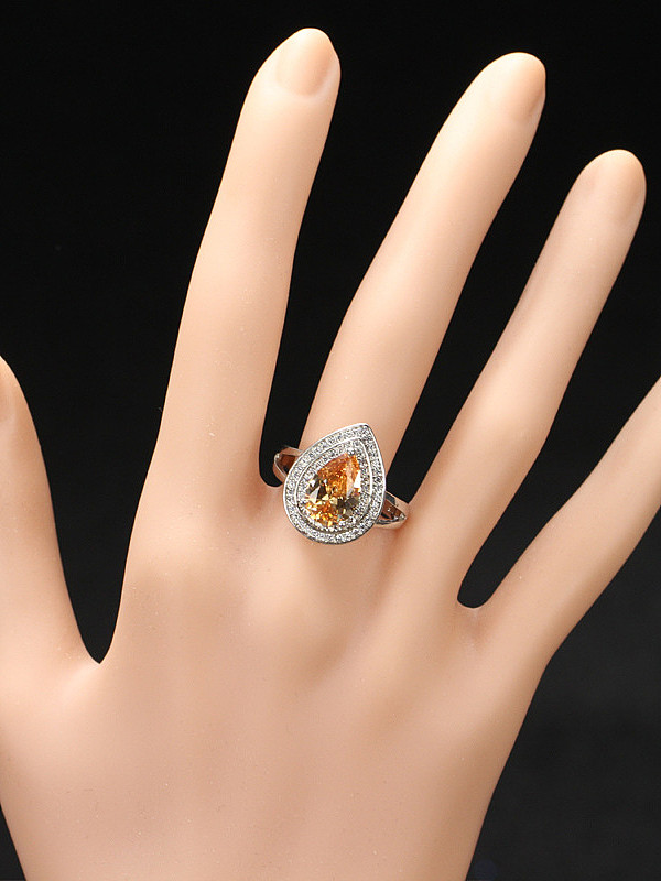 Hermoso anillo de compromiso con circonitas de gota de agua