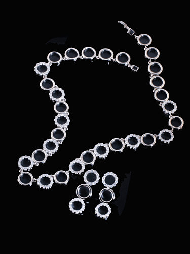 Set mit geometrischen Ohrringen und Halsketten aus Messing mit Cubic Zirkonia