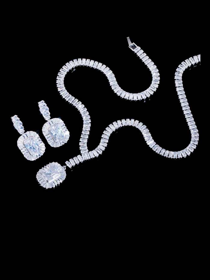 Boucles d'oreilles et collier géométriques de luxe en laiton et zircon cubique