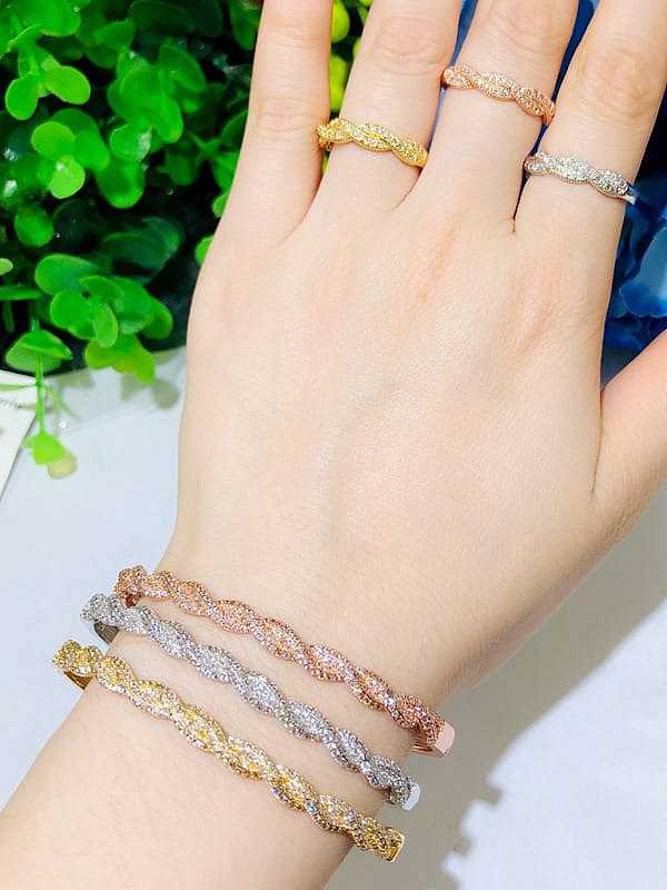 Conjunto de anéis e braceletes redondos luxuosos de zircônia cúbica de cobre