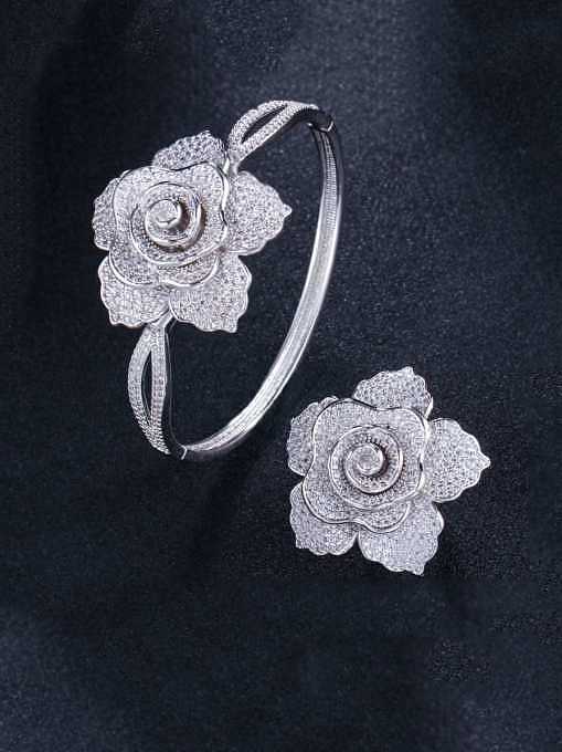 Conjunto de anel e pulseira de flor de luxo com zircônia cúbica de latão
