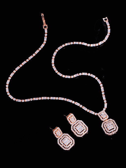 Boucles d'oreilles et collier géométriques de luxe en laiton et zircon cubique