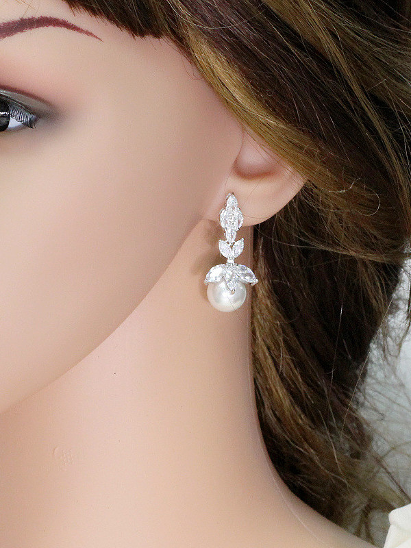 Fashion Sweetly Lovely Flower-shape Shell Zircons Drop Earrings