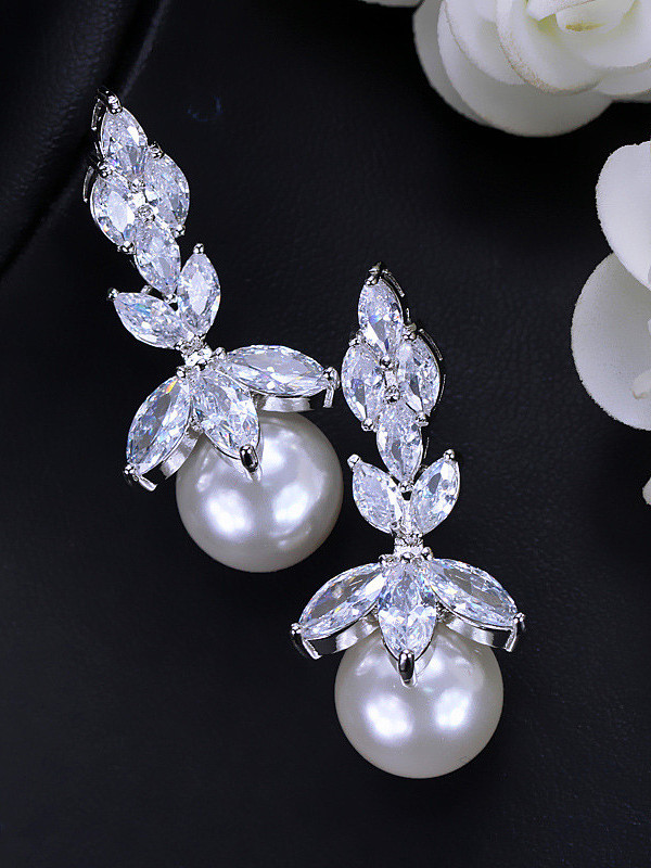 Juego de joyas de tres piezas con perlas de concha de circonitas brillantes