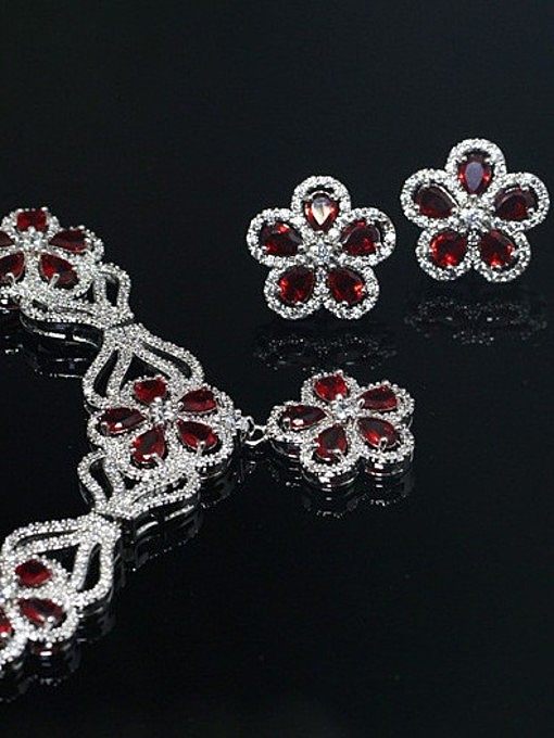 Conjunto de joyas de dos piezas de circón en forma de flor