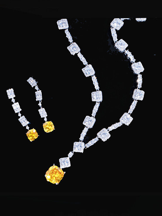 Set mit geometrischen Ohrringen und Halsketten aus Messing mit Cubic Zirkonia