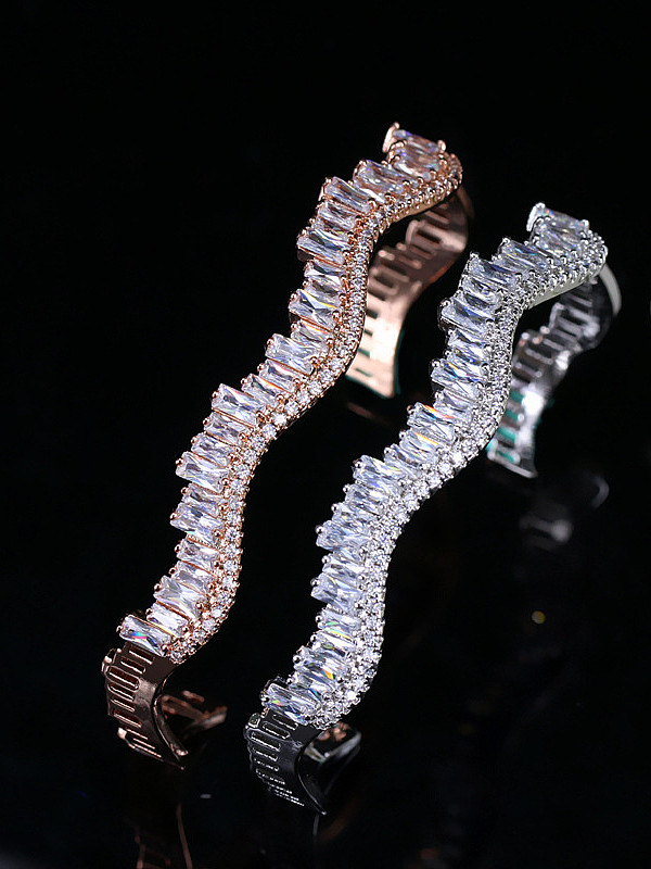 Bracelet d'ouverture de tempéraments de placage de zircons brillants en forme de vague