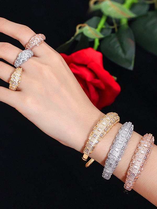 Conjunto de anéis e braceletes geométricos luxuosos de zircônia cúbica de latão