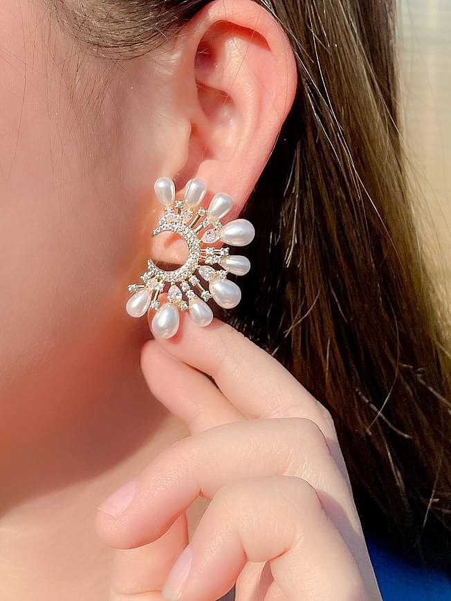 Boucle d'oreille de luxe en laiton avec perle d'imitation et fleur