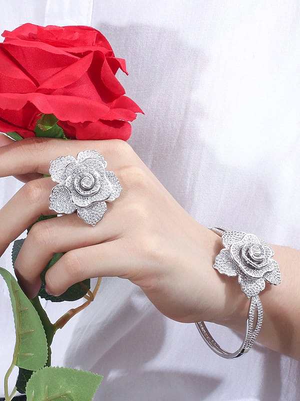 Conjunto de anel e pulseira de flor de luxo com zircônia cúbica de latão