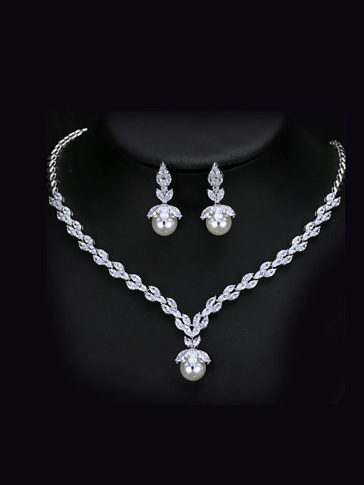 Conjunto de joias de duas peças com pérolas de concha em forma de folha, zircões brilhantes