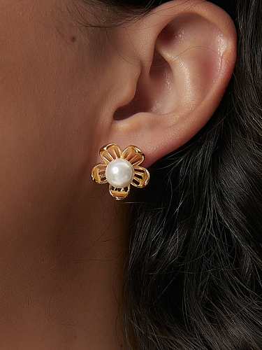 Arete minimalista de latón con flor de perla de imitación