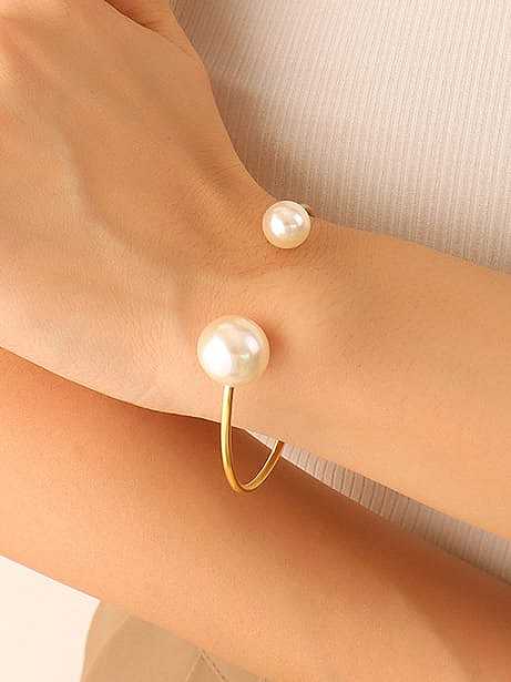 Bracelet manchette géométrique minimaliste en acier au titane avec perle d'imitation