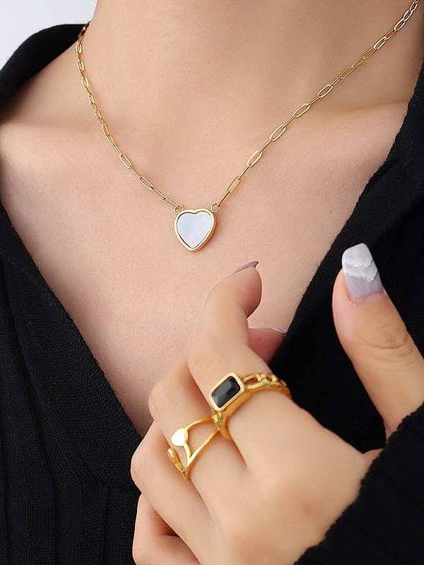 Minimalistische Halskette mit Herz aus Titan und Stahl