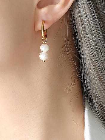 Boucles d'oreilles Huggie minimalistes géométriques en perle d'eau douce en acier titane