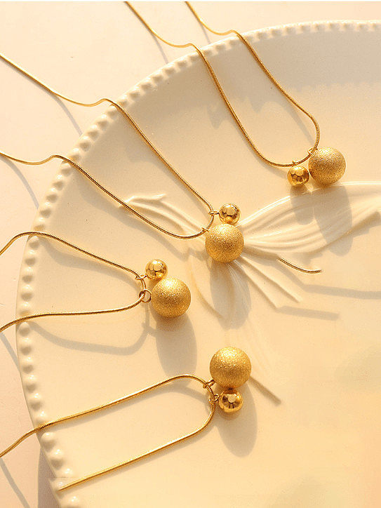 Halskette mit Anhänger aus Titanstahl mit runden Perlen im Vintage-Stil
