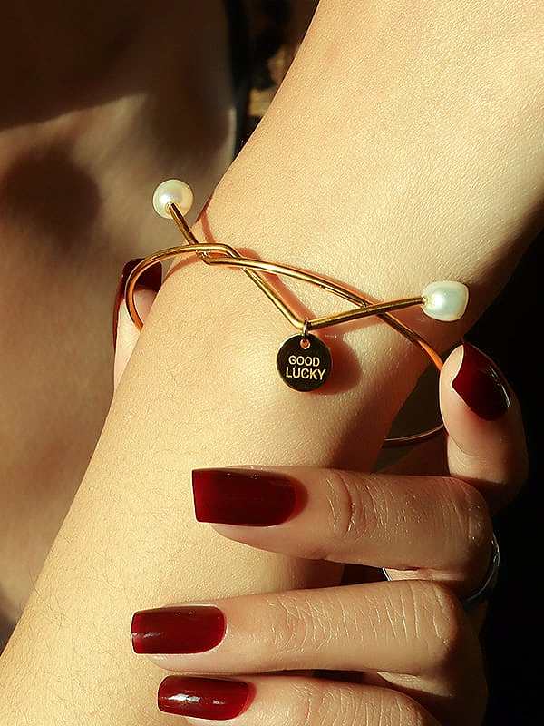 Bracelet de manchette vintage géométrique en titane avec perle d'eau douce en acier inoxydable 316L avec revêtement en e imperméable