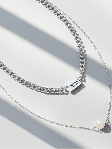 Collier multi-rangs géométrique minimaliste en acier au titane avec perle d'imitation