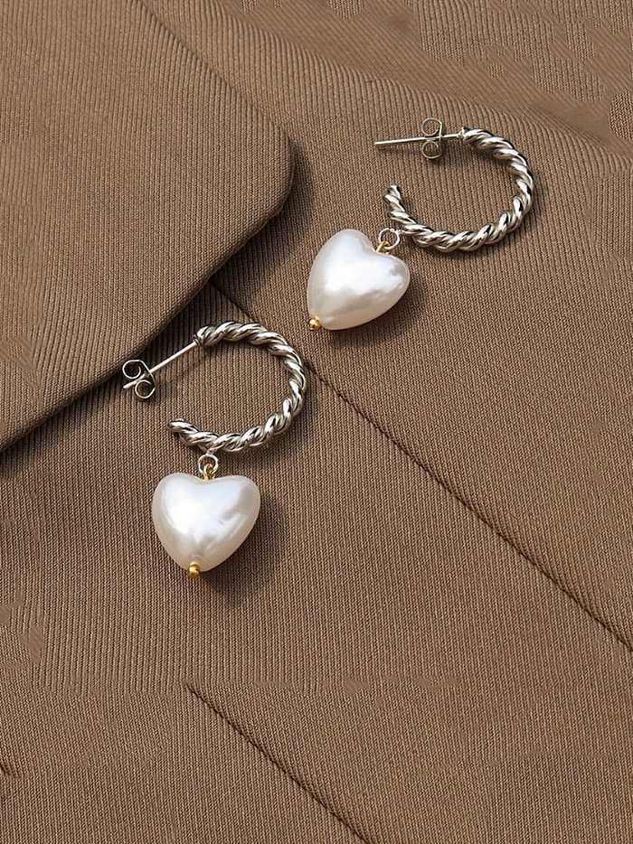 Boucles d'oreilles minimalistes en forme de cœur avec perle d'eau douce en acier inoxydable 316L et titane avec revêtement en e imperméable à l'eau