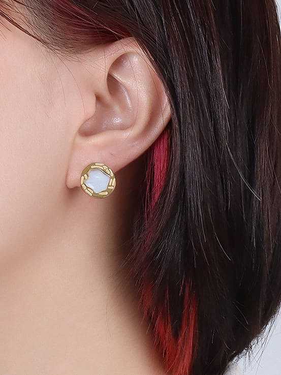 Boucle d'oreille minimaliste ronde en acier au titane