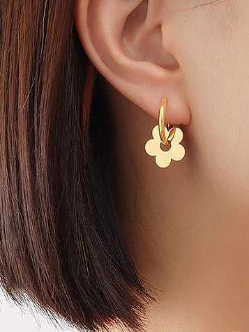 Huggie-Ohrring mit hohlem Blumentrend aus Titanstahl