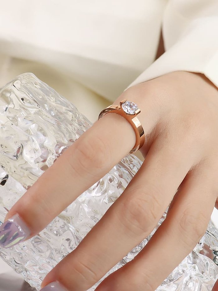 Anillo de banda minimalista geométrico de diamantes de imitación de acero inoxidable con revestimiento electrónico resistente al agua