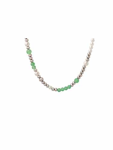 Collier de perles minimaliste géométrique en acier au titane avec perles d'eau douce