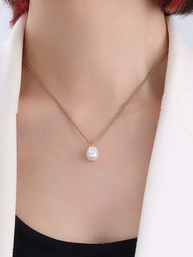 Collier minimaliste irrégulier de perles d'eau douce en acier au titane