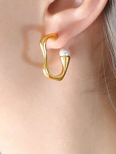 Boucle d'oreille minimaliste en forme de C irrégulière en laiton
