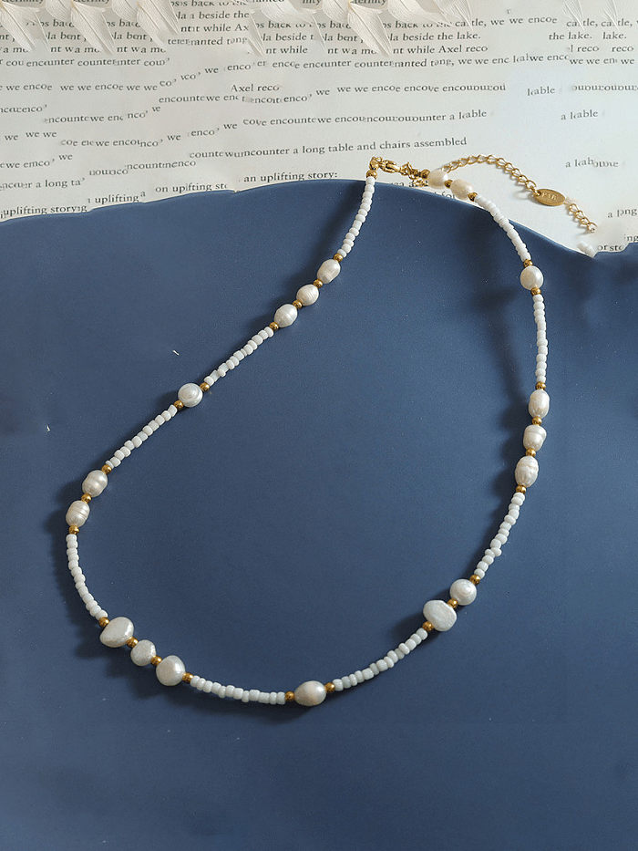 Collier minimaliste géométrique de perles d'eau douce en acier au titane