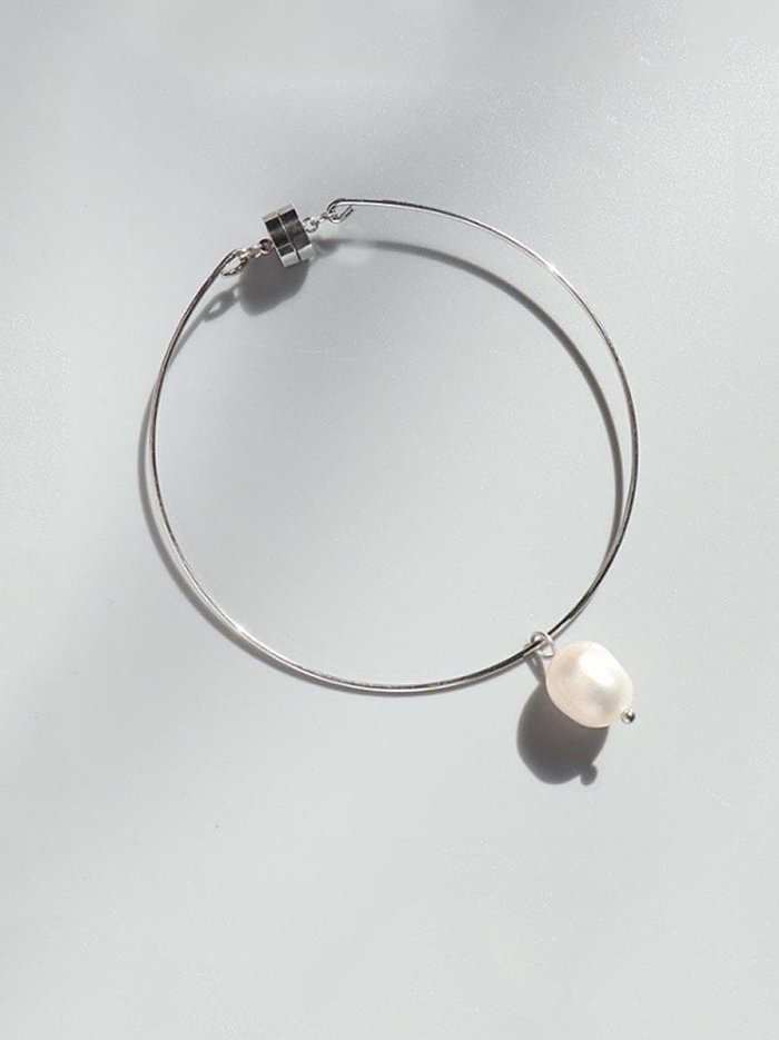 Brazalete de banda minimalista irregular de perlas de agua dulce de acero inoxidable 316L de titanio con revestimiento electrónico resistente al agua