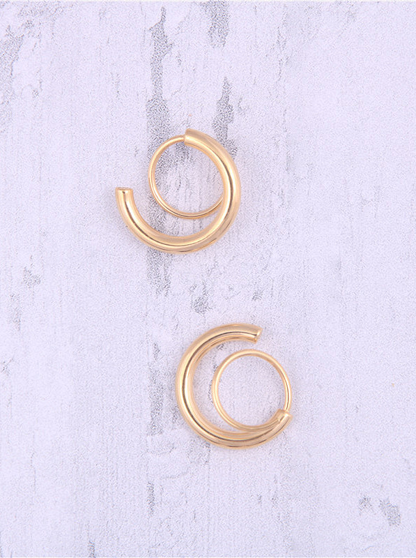 Boucles d'oreilles créoles géométriques creuses simplistes en titane avec plaqué or