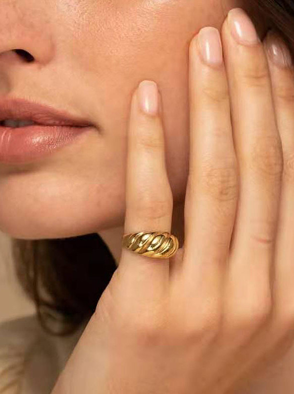 Titanio con anillos midi lisos de diamantes simplistas chapados en oro