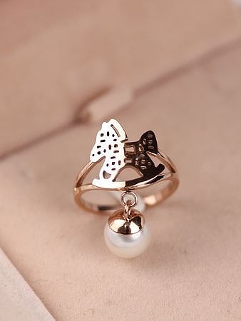 Anillo de moda con mariposa y perla de concha
