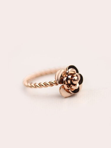 Hermoso anillo de mujer en forma de flor