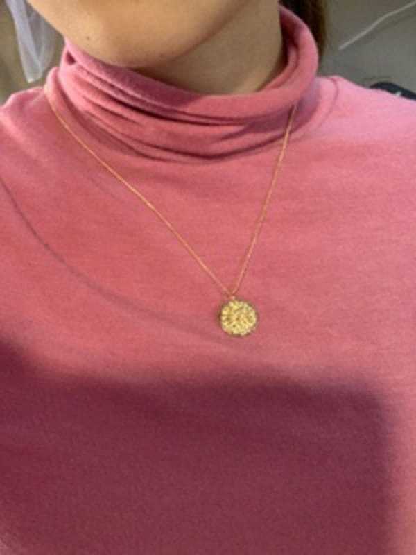 Titanio con collares de avatar redondos simplistas chapados en oro de imitación