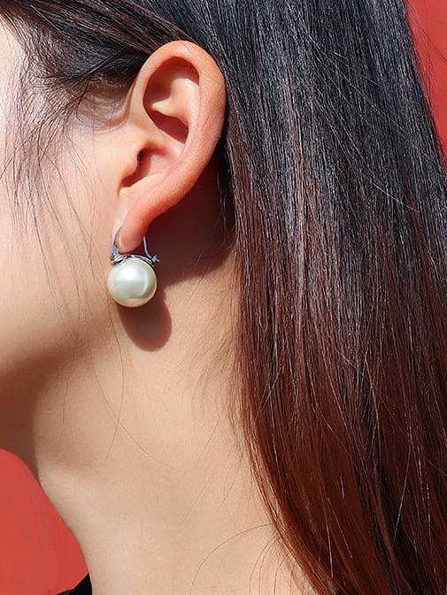 Boucles d'oreilles Huggie minimalistes rondes en acier inoxydable titane 316L imitation perle avec e-coat imperméable à l'eau