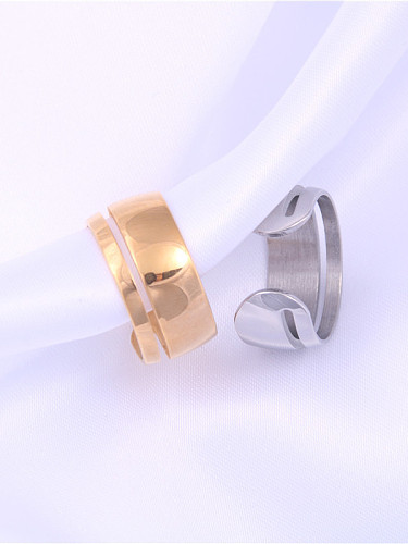 Titane avec anneaux simplistes irréguliers de taille libre plaqués or