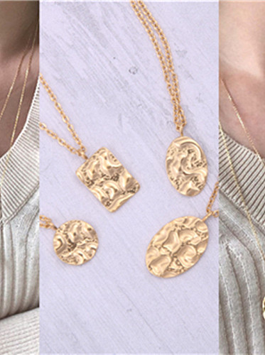 Titânio com colares geométricos simplistas côncavos convexos folheados a ouro