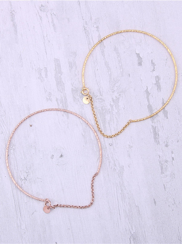 Titane avec bracelets ronds simplistes plaqués or