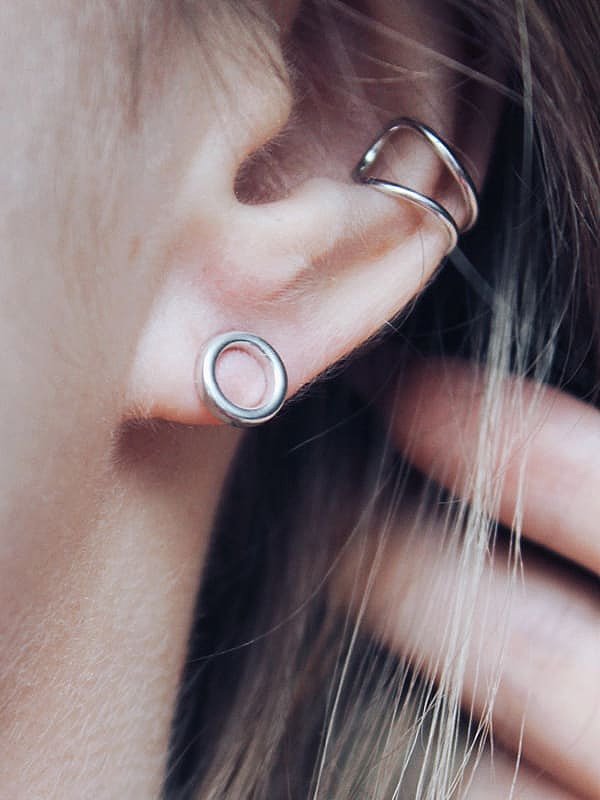 Boucle d'oreille clou minimaliste ronde en acier inoxydable