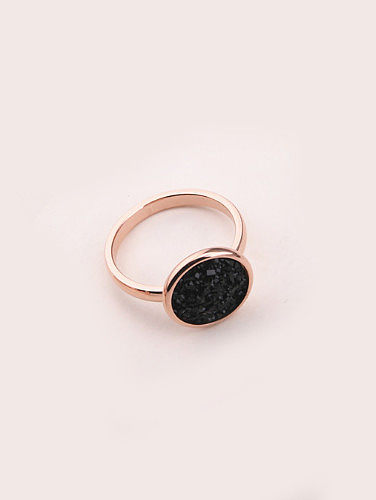 Runder einfacher Ring aus schwarzem Stein